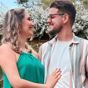 Com o Dr. Vini, entendemos que ter uma vida saudável não é um bicho de sete cabeças. O suporte que ele e a equipe oferecem durante todo o processo faz toda a diferença. Estamos nos dedicando, e os resultados estão aparecendo, até mais rápido do que esperávamos, e o melhor: sem passar fome e comendo coisas gostosas. Hoje, a família inteira já faz parte do time de atendidos pelo Vini. Se você está procurando um profissional que realmente vai te ajudar a conquistar uma vida saudável e alcançar o corpo que deseja, com certeza o Vini é a pessoa certa!