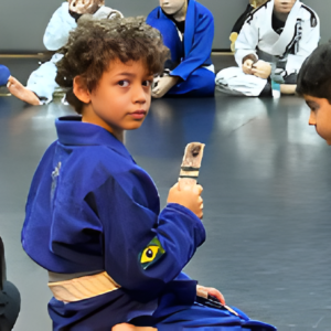 O Bernardo antes do Vinicius era uma criança totalmente reclusa e sem confiança. Quando iniciamos o tratamento, o Vinicius foi estimulando ele a conhecer novos alimentos e praticar novos esportes. Me surpreendi, o Bernardo foi aceitando as técnicas do Vinicius enxergando-as como pequenas competições, e hoje ele é um dos melhores atletas de Jiu-jitsu na categoria 9 anos na academia, mudou os hábitos alimentares comento mais frutas, legumes e vegetais, e a cada dia tem evoluído mais. Na última consulta, a avaliação física mostrou que ele ganhou quase 3kg de músculo.