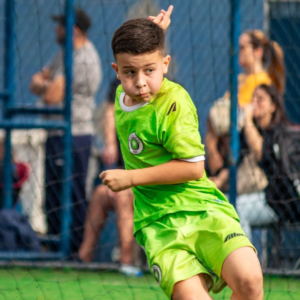 Matheus Tecolo - "O acompanhamento do Vinicius tem feito uma diferença enorme para o Matheus. Desde que começou a seguir as orientações nutricionais, ele melhorou muito no físico e no mental: ganhou massa, perdeu gordura e passou a render mais nos treinos e jogos. Algo que me impressionou foi a forma simples como o Vini explica a importância da alimentação para a criança — ele conseguiu fazer o Matheus entender e mudar logo nas primeiras consultas. Hoje ele valoriza alimentos que antes nem queria provar. Recomendo muito o trabalho do Vinicius para pais de jovens atletas que buscam um desenvolvimento mais completo."